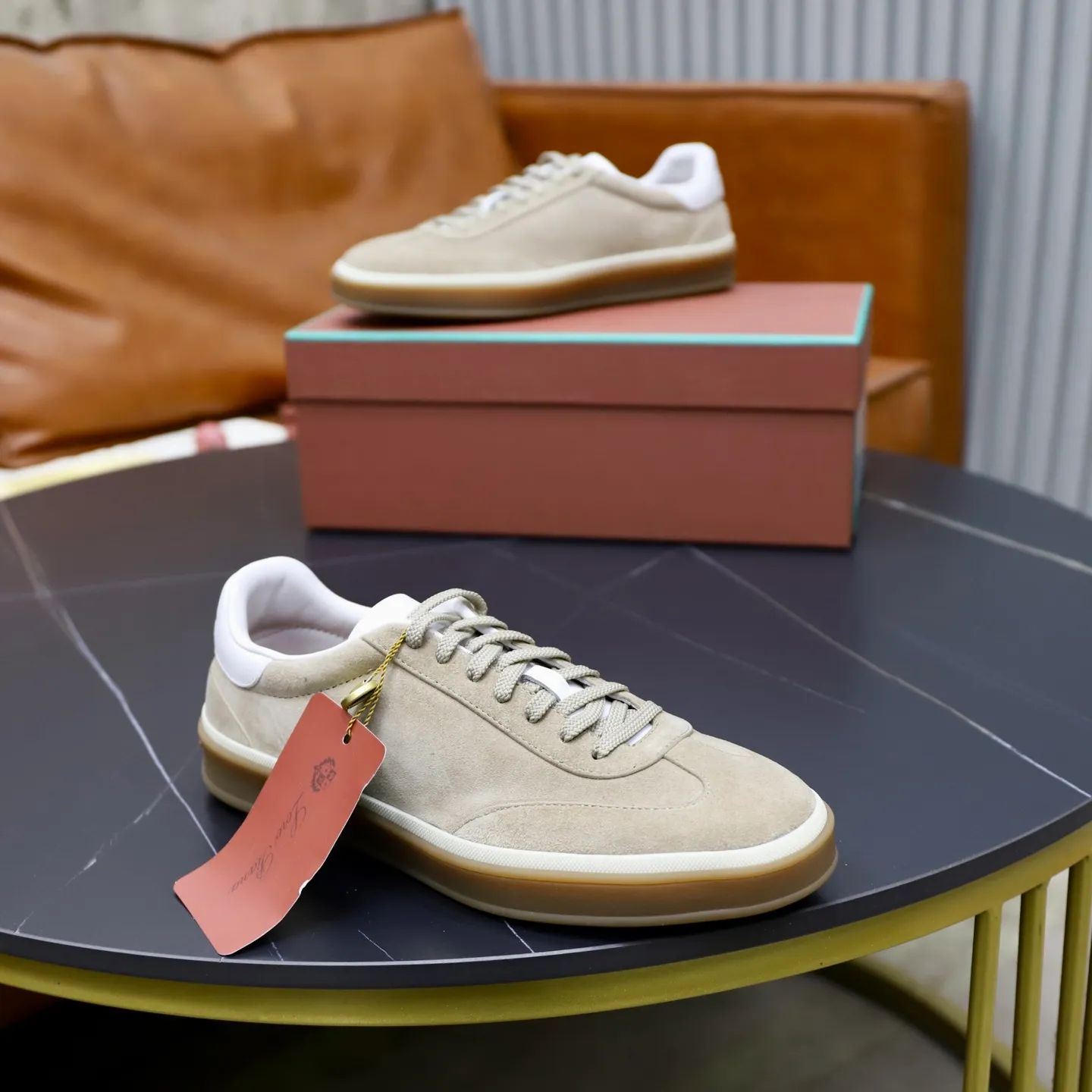 Ex-factory price: 560💰Loro Riana men’s moral training sneakers! Made from high-quality materials and designed in a low-cut silhouette, it offers an elegant and stylish look that's suitable for year-round wear. The unique double-layer sole aesthetic design, caramel cup-shaped outsole is decorated with off-white rubber trim, creating an attractive color combination. Pair with tailored pieces or jeans for a sophisticated yet casual look. The heel is decorated with soft cow leather tongue with Kummel color inserts and cotton laces with embossed LP logo. Upper: cow split suede. Lining: original thickened soft sheepskin. Size: 38-39-40-41-42-43-44 (customized in 45.46)
